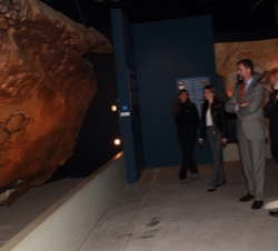 Don Felipe y Doña Letizia recorren La Galería del Parque de la Prehistoria